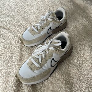 NIKE WAFFLE SNEAKERS SIZE 7